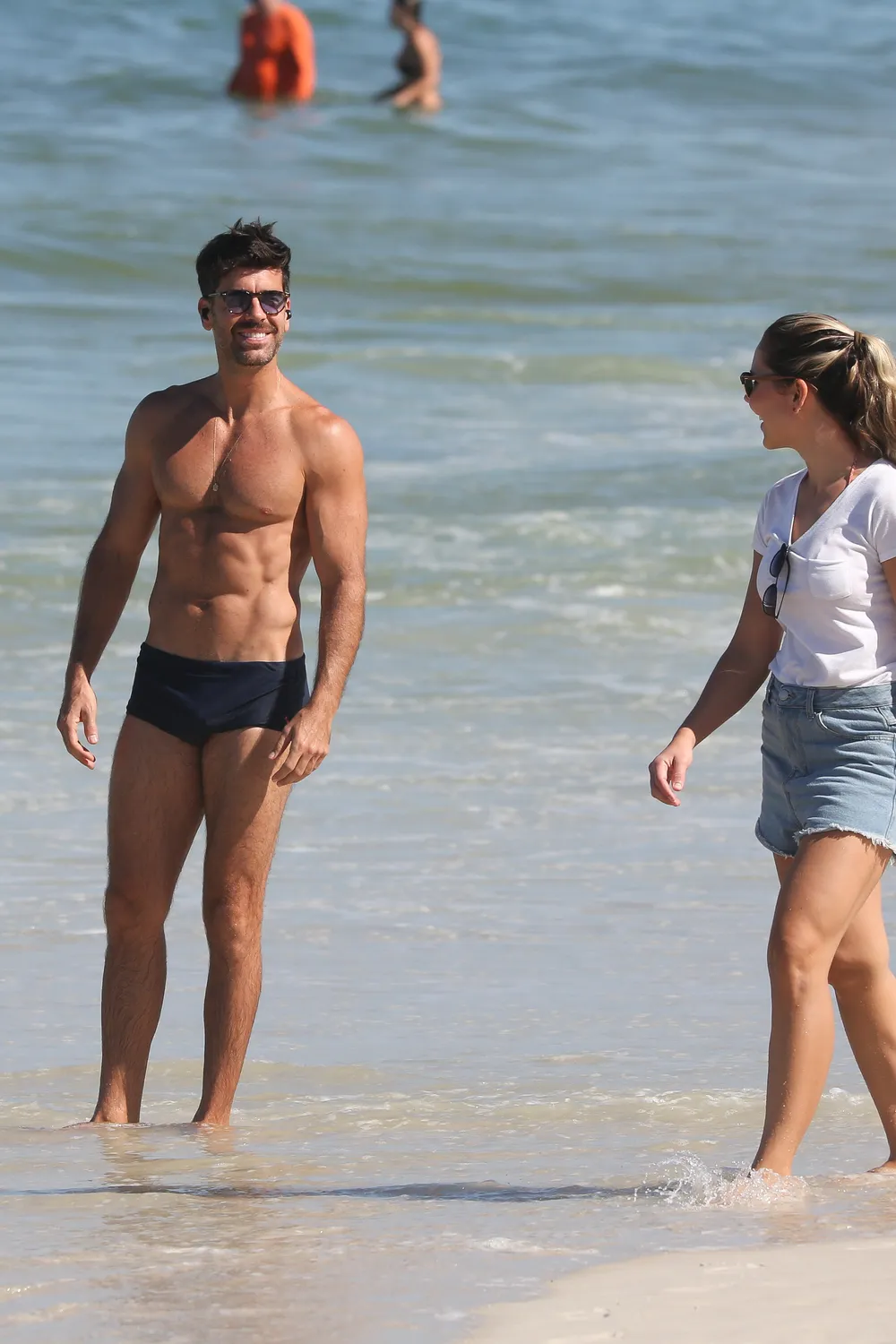 Que calor! Marcos Pitombo escandaliza com sunga recheada em flagra indiscreto na praia