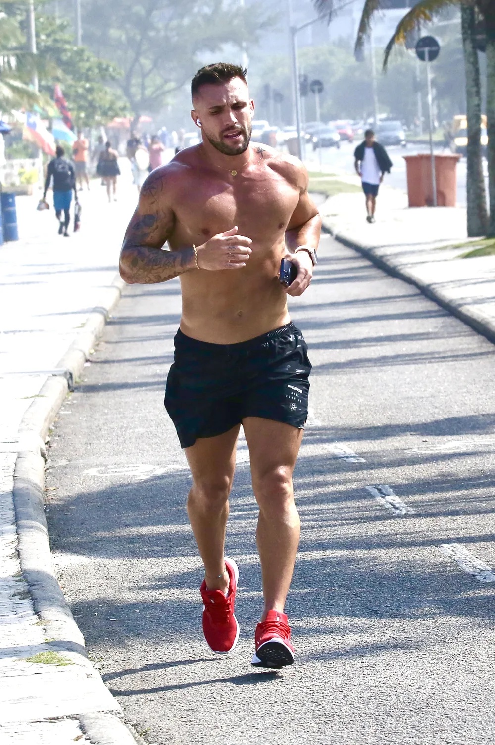 Arthur Picoli na praia