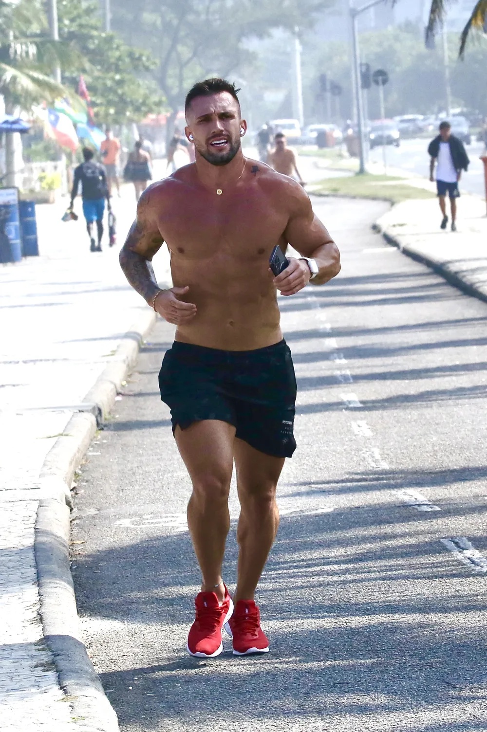 Arthur Picoli na praia