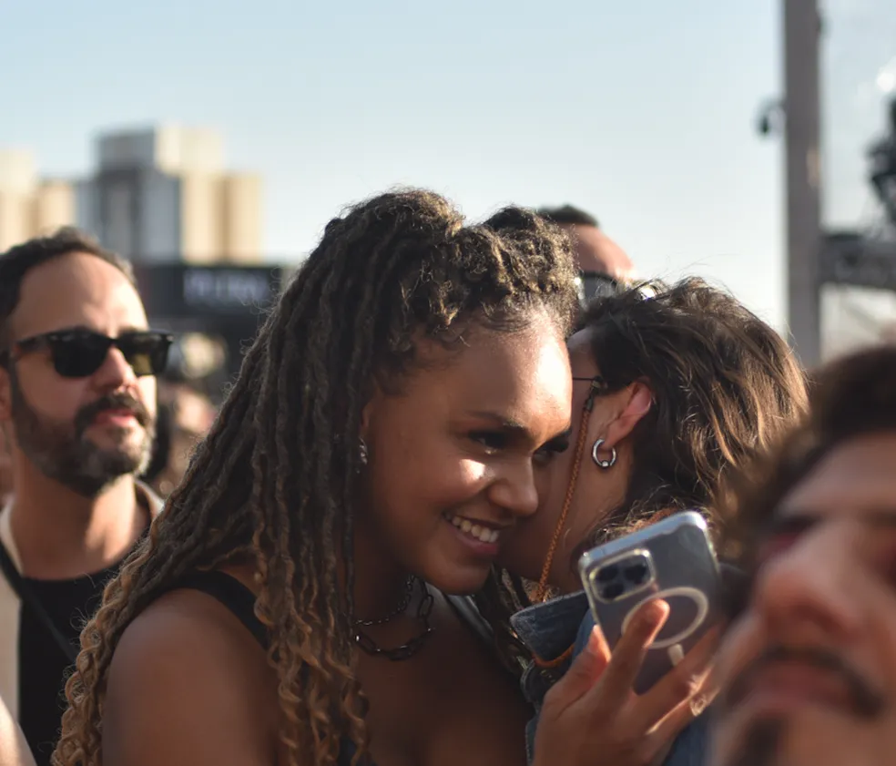 Em flagra raro, ex-BBB Jessilane Alves dá beijão na namorada em público