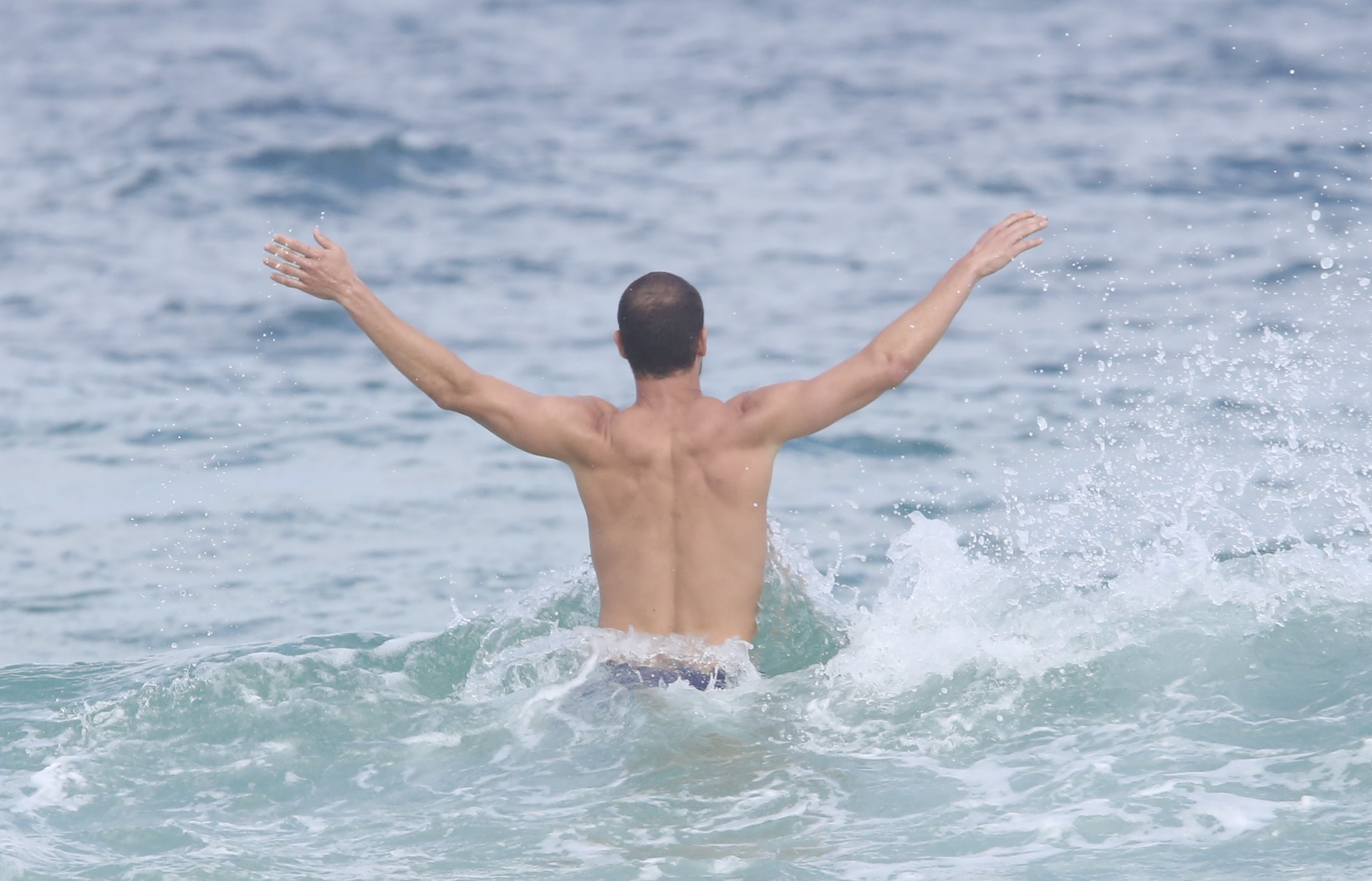 José Loreto na praia