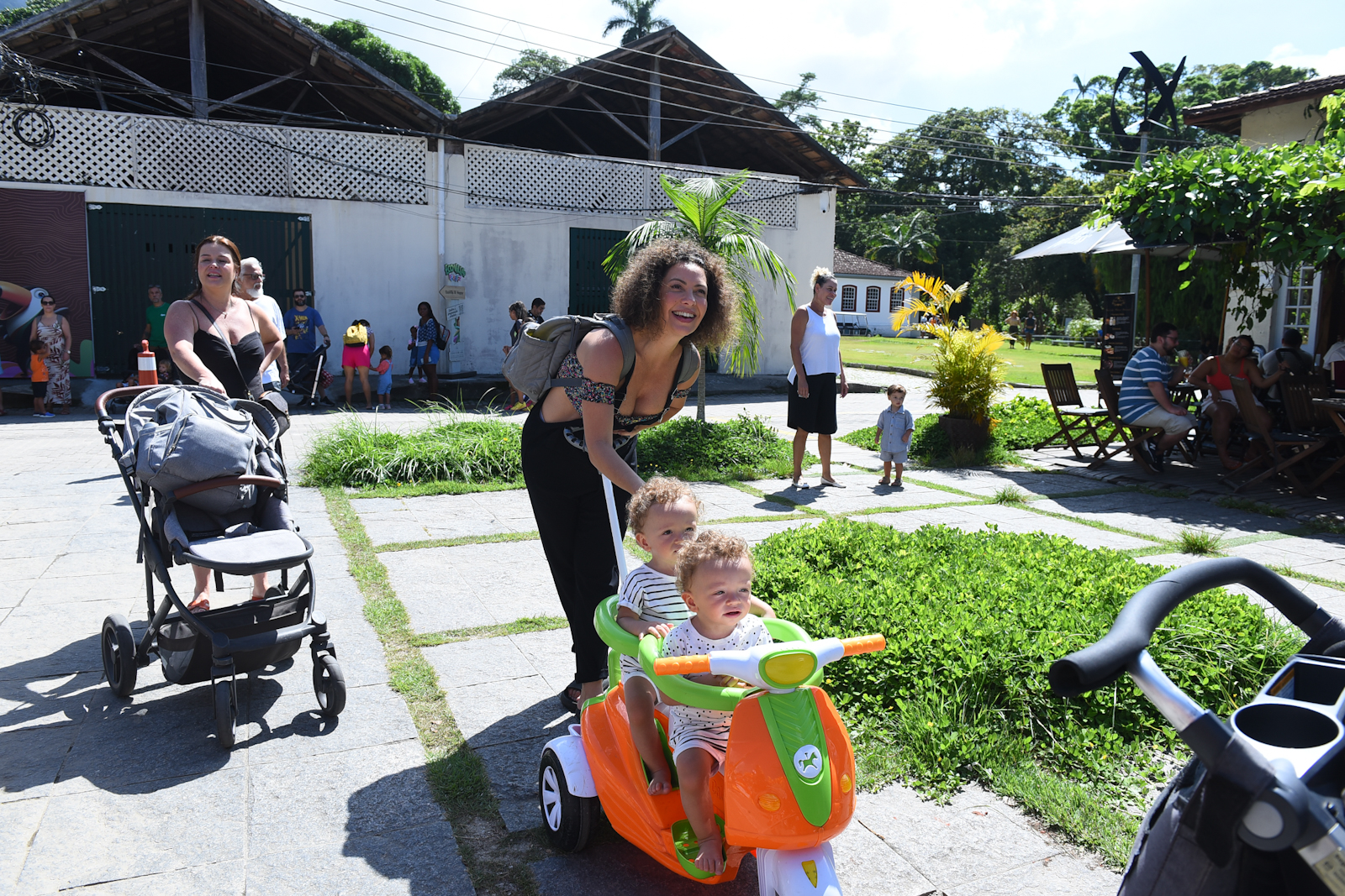 Fabíula Nascimento com os filhos gêmeos, Raul e Roque