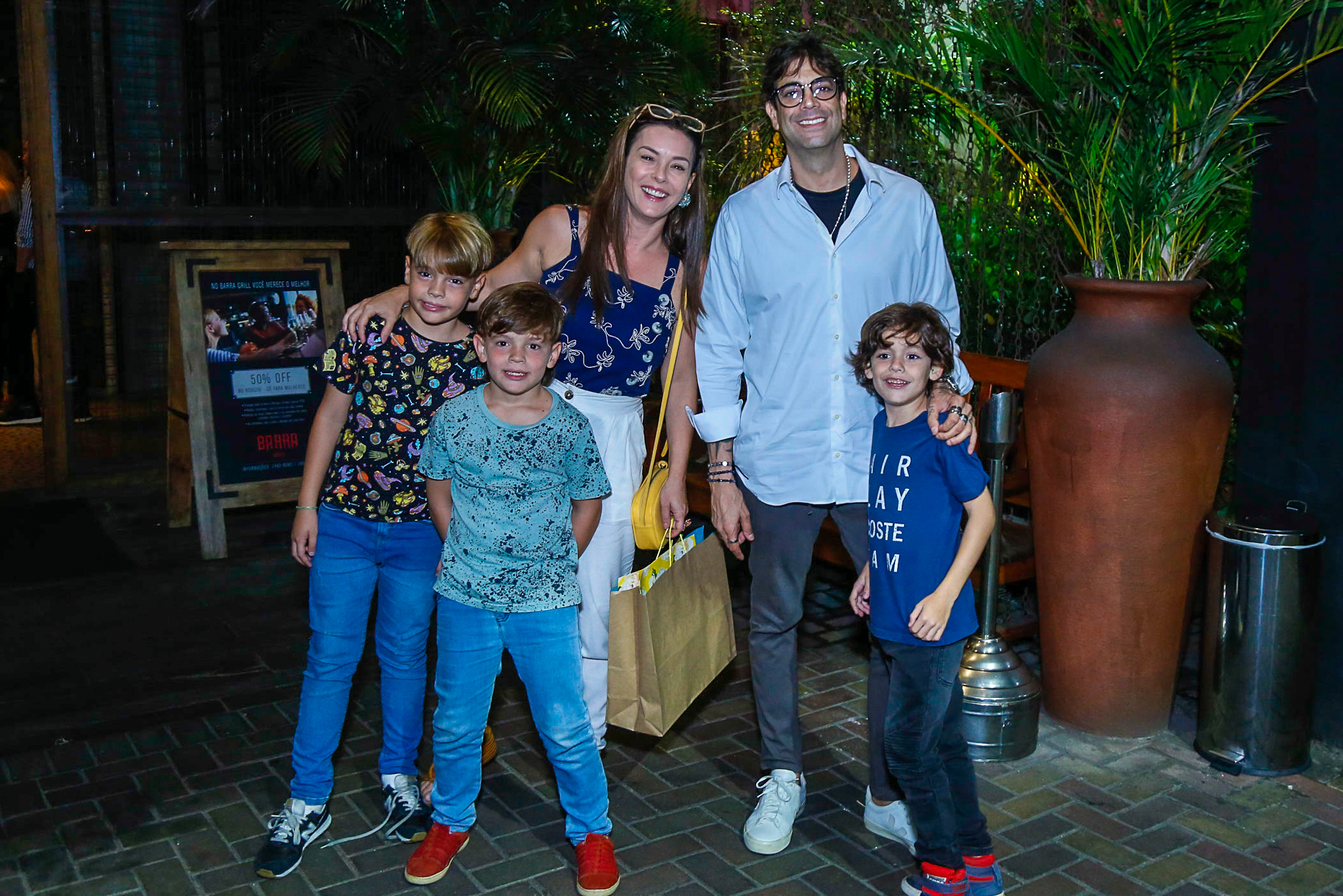 Regiane Alves com filhos, namorado e enteado