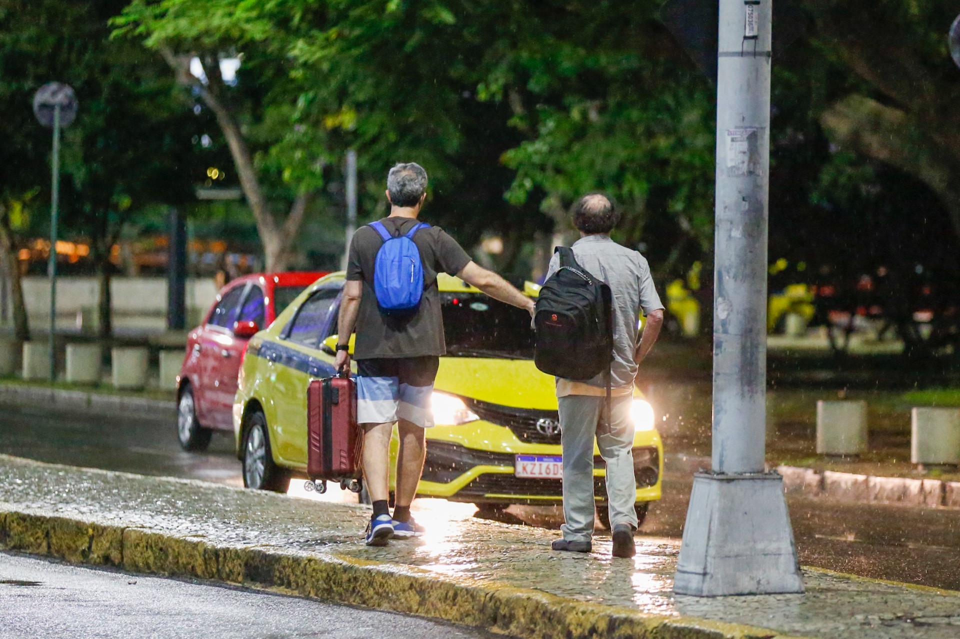 Novo amor? Marcos Oliveira é flagrado acompanhado em aeroporto no Rio