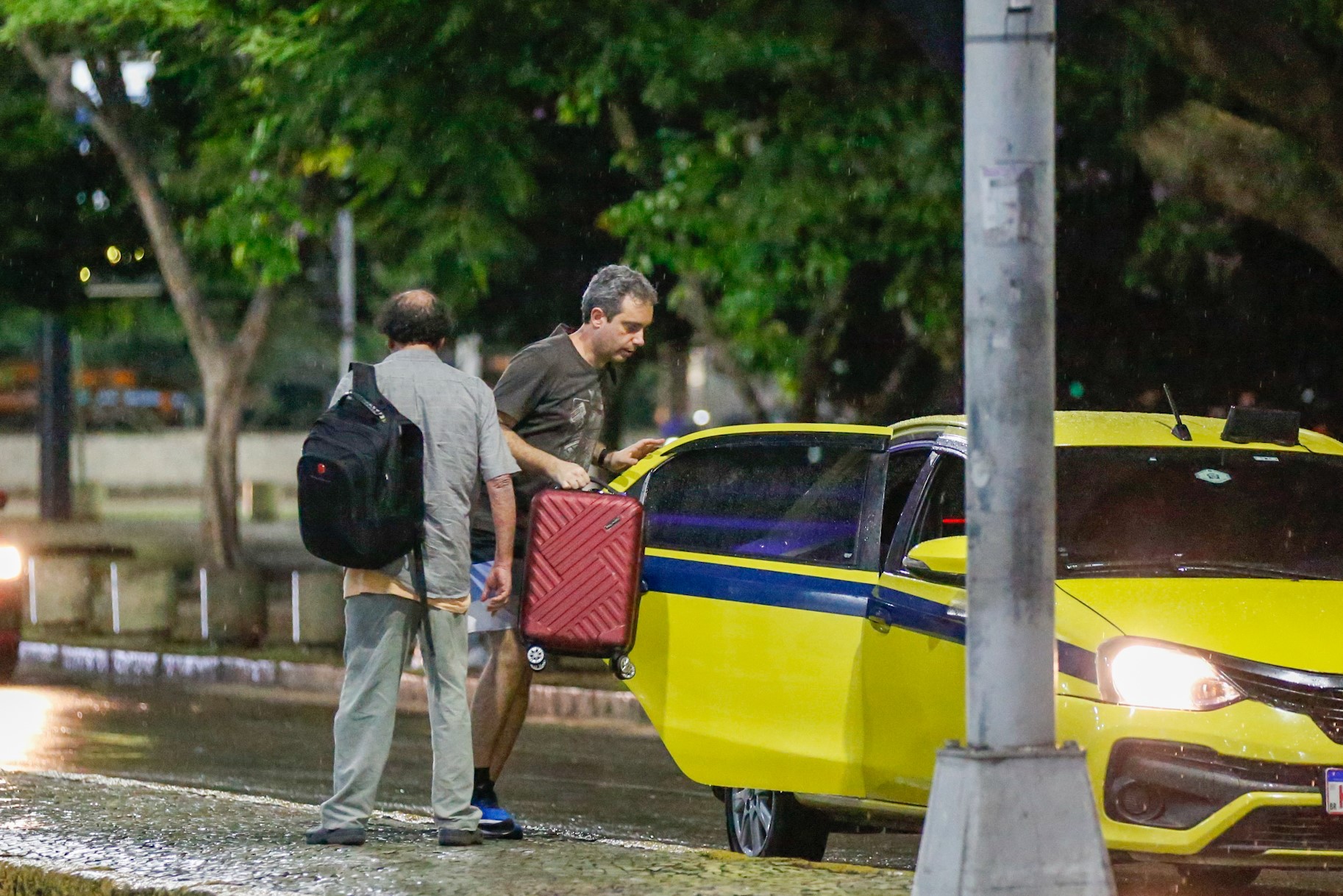 Novo amor? Marcos Oliveira é flagrado acompanhado em aeroporto no Rio