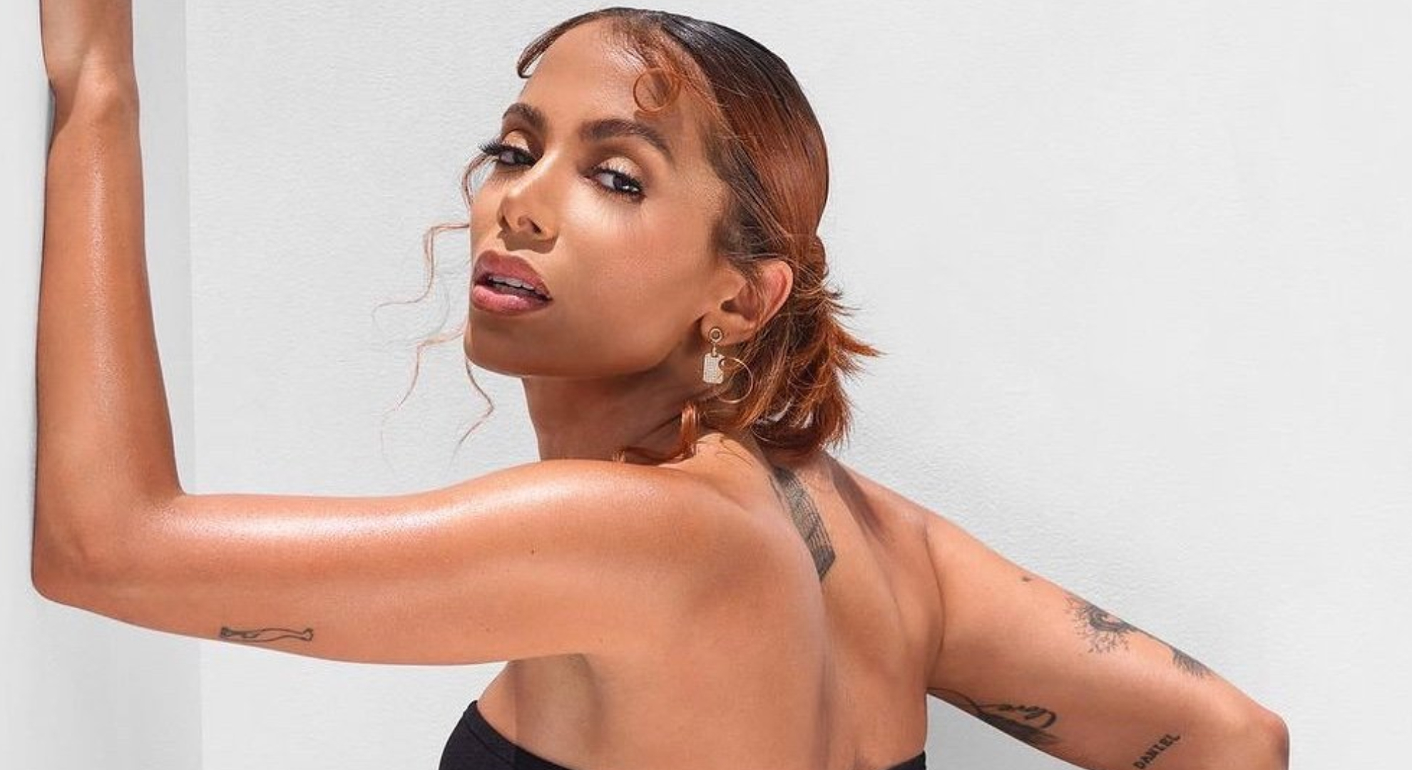 Anitta deixa escapar tatuagem misteriosa em ensaio sensual; veja