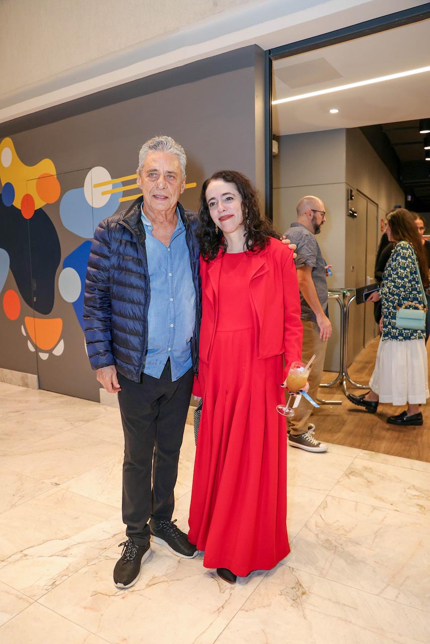 Chico Buarque faz raríssima aparição pública ao lado da filha com Marieta Severo