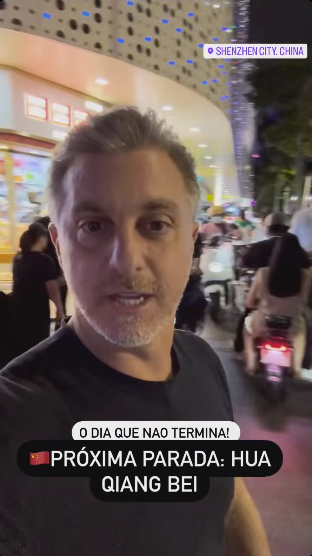 Luciano Huck encara menu exótico na China