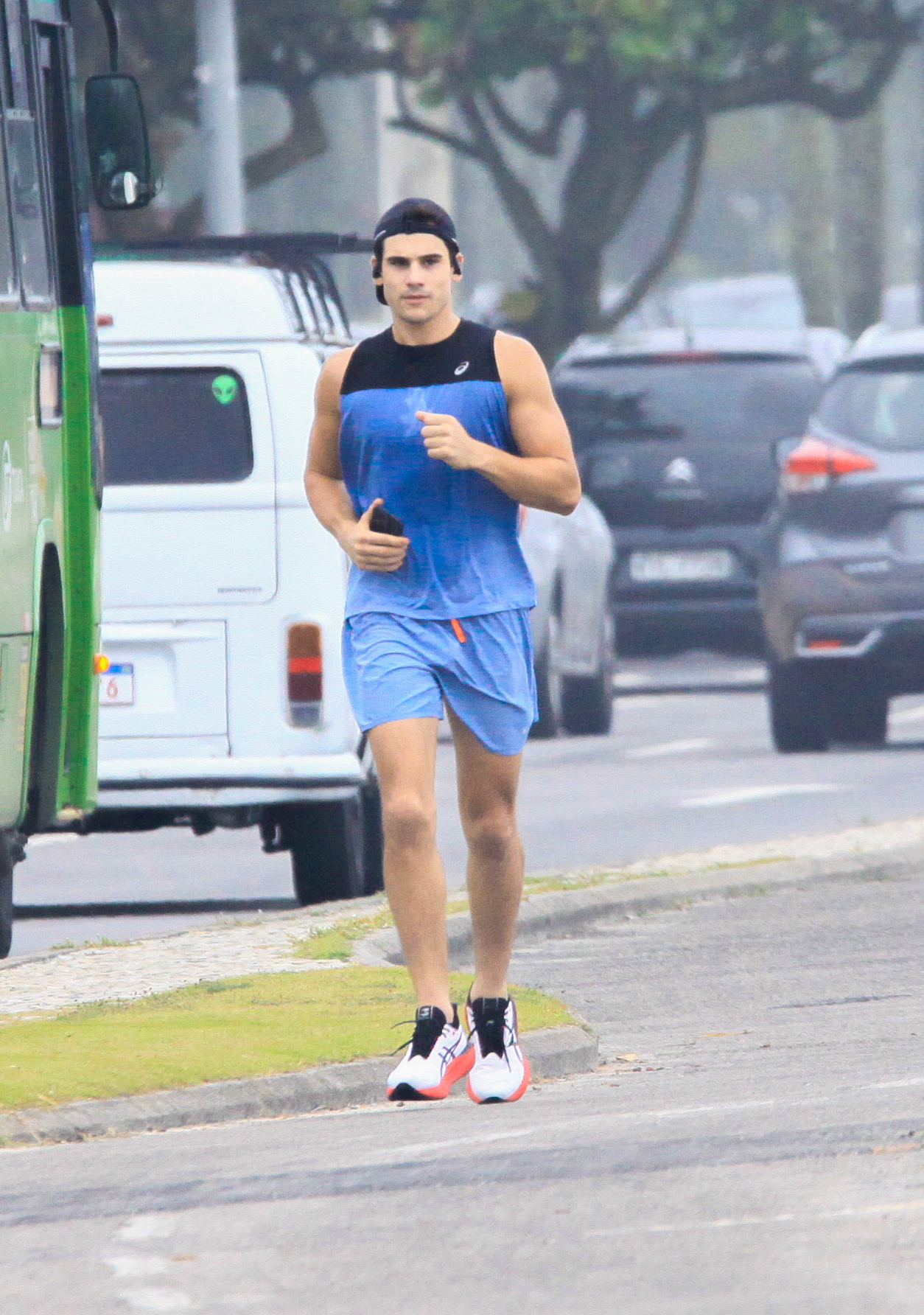 Nicolas Prattes corre sem cueca