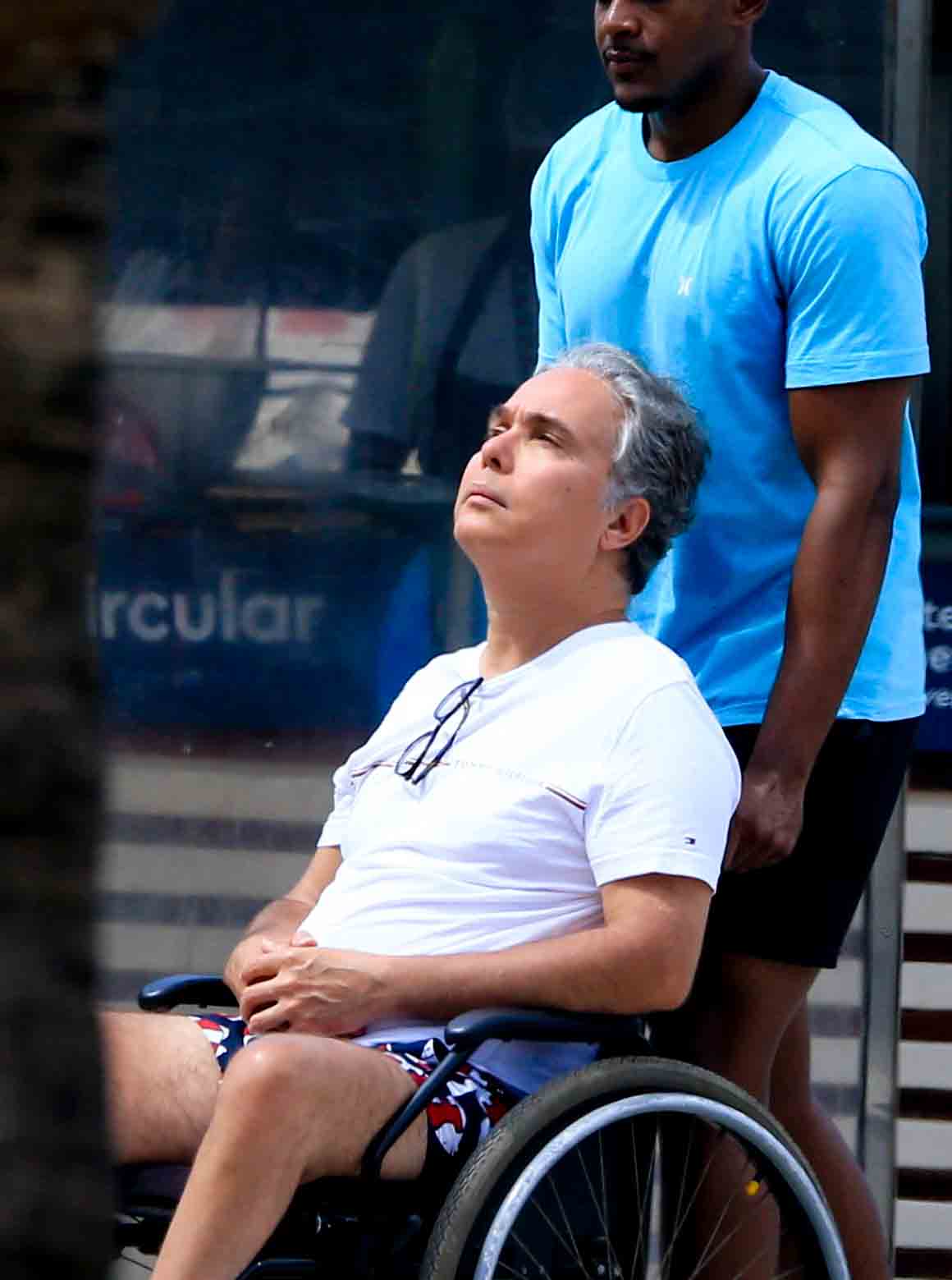 Flávio Silvino em passeio com cuidador