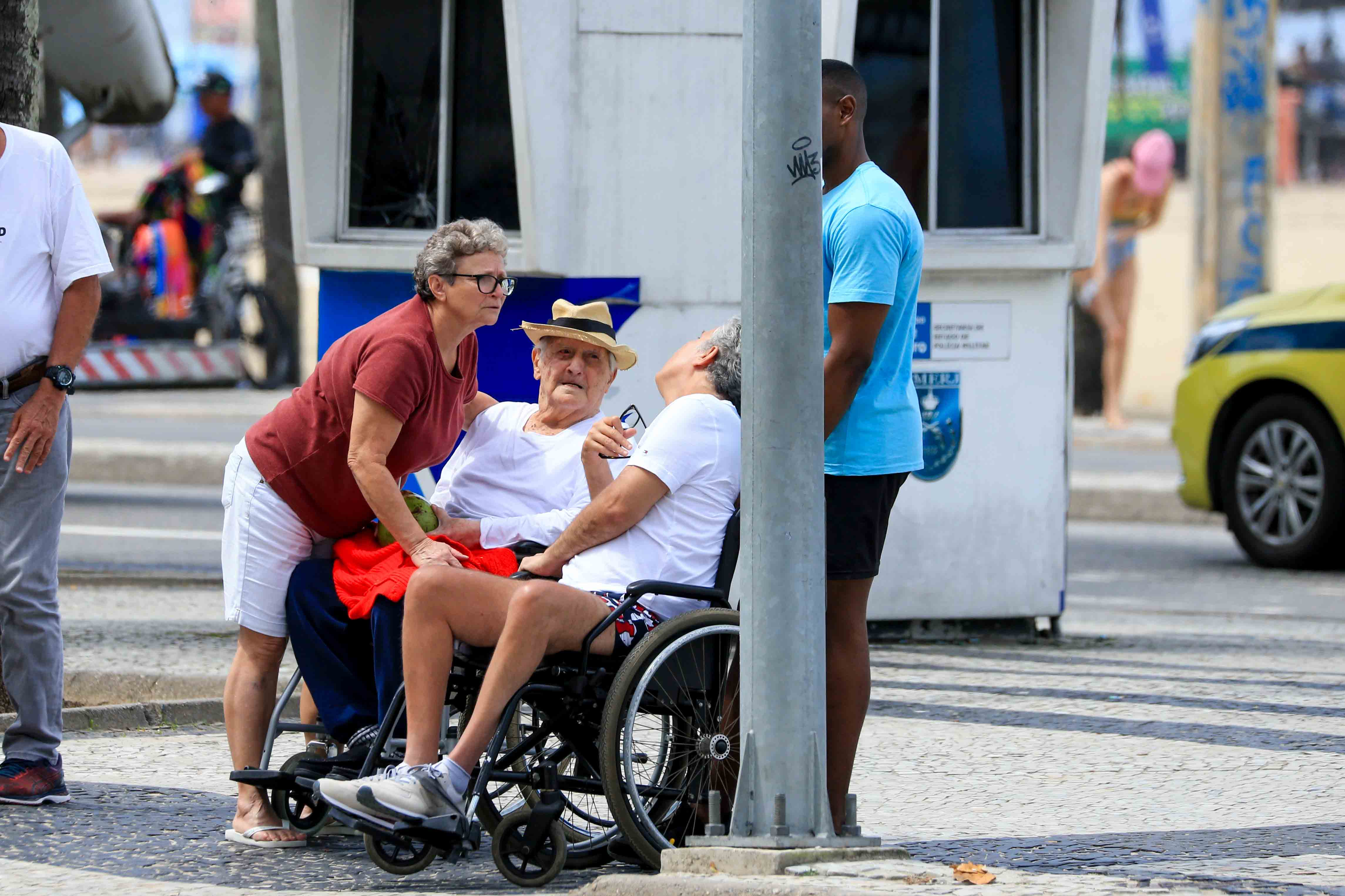 Flávio Silvino em passeio com cuidador