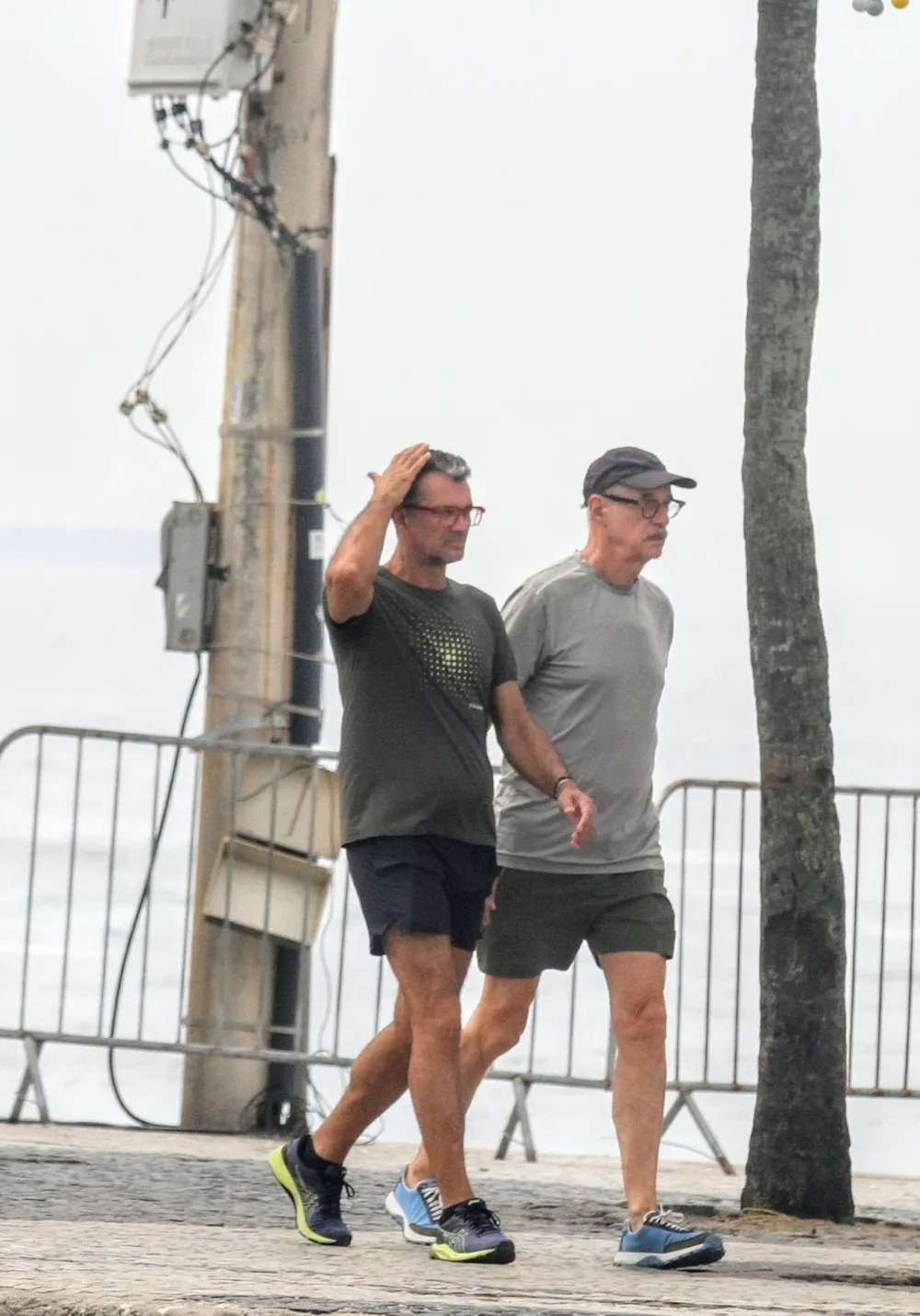 Marcos Caruso é flagrado com maridão durante passeio no Rio de Janeiro