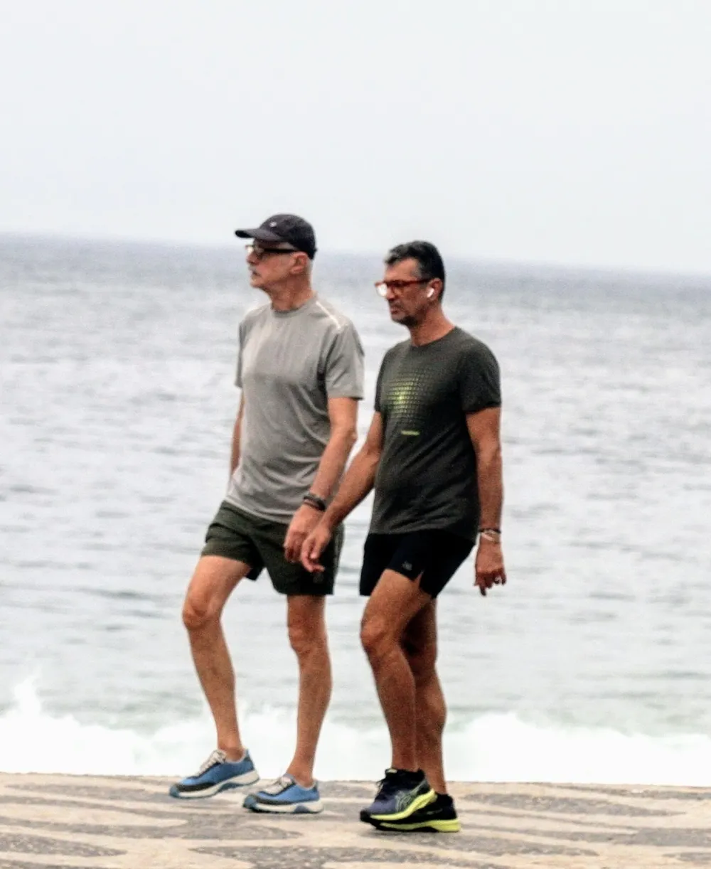 Marcos Caruso é flagrado com maridão durante passeio no Rio de Janeiro