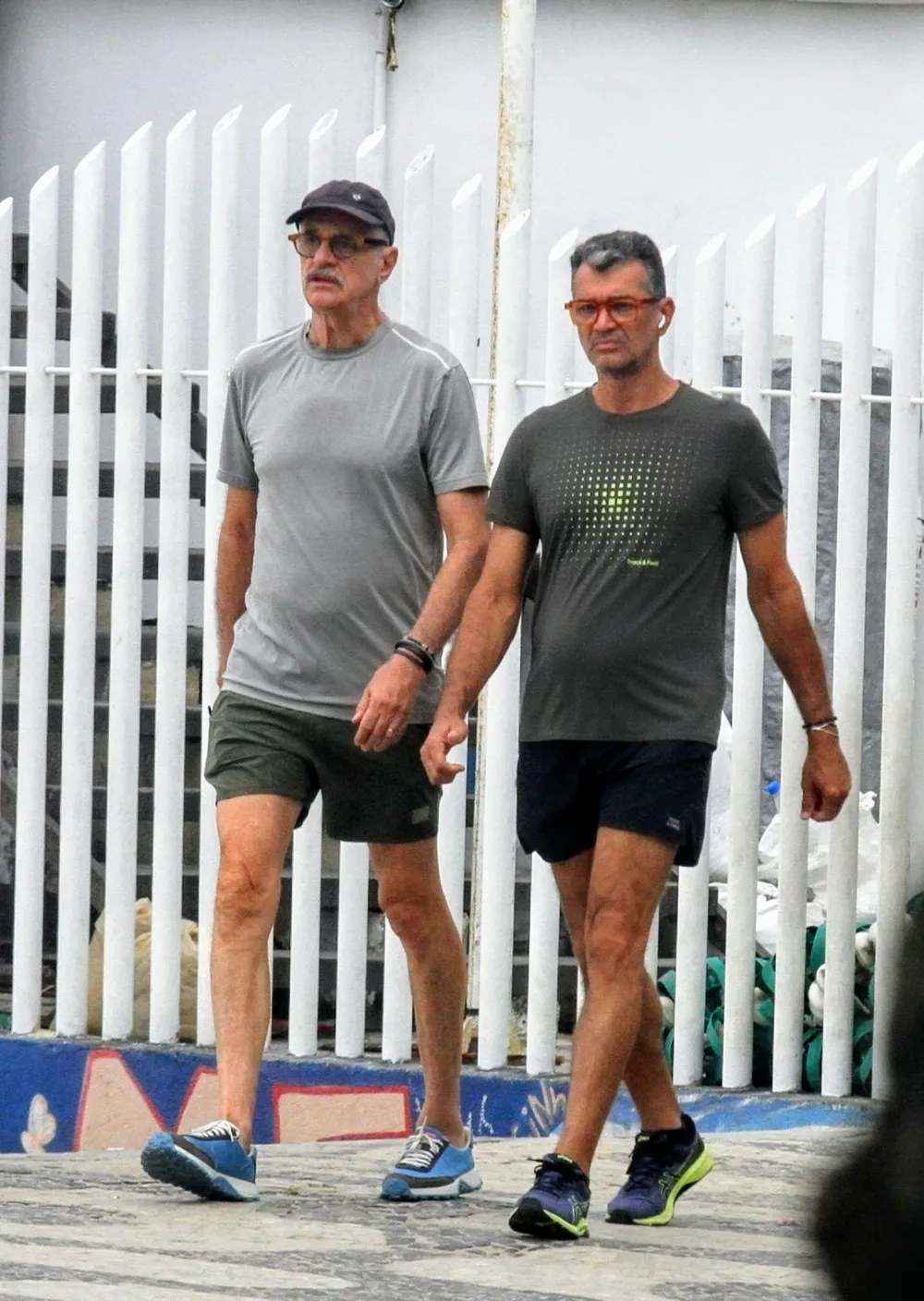 Marcos Caruso é flagrado com maridão durante passeio no Rio de Janeiro