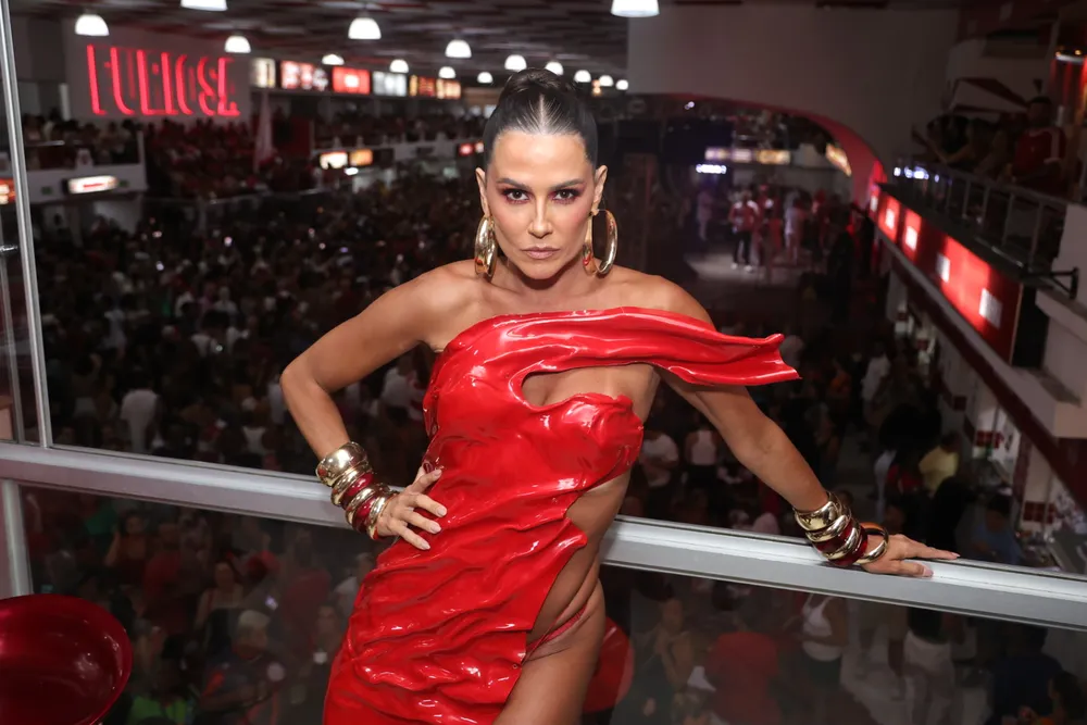 Gata! Deborah Secco deixa curvas à mostra em ensaio de Carnaval da Salgueiro