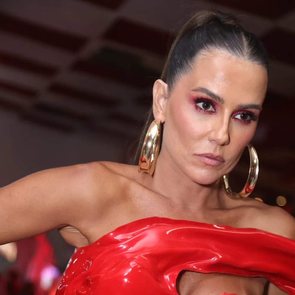 Gata! Deborah Secco deixa curvas à mostra em ensaio de Carnaval da Salgueiro