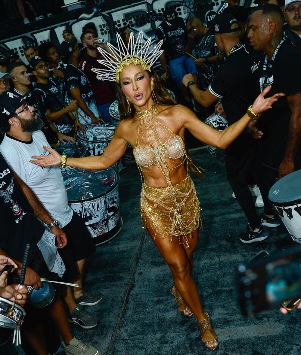 Corpão! Sabrina Sato samba cravejada em fios de ouro em ensaio de Carnaval