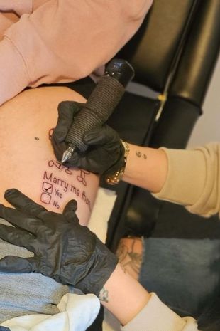 Homem pede a namorada em casamento com tatuagem