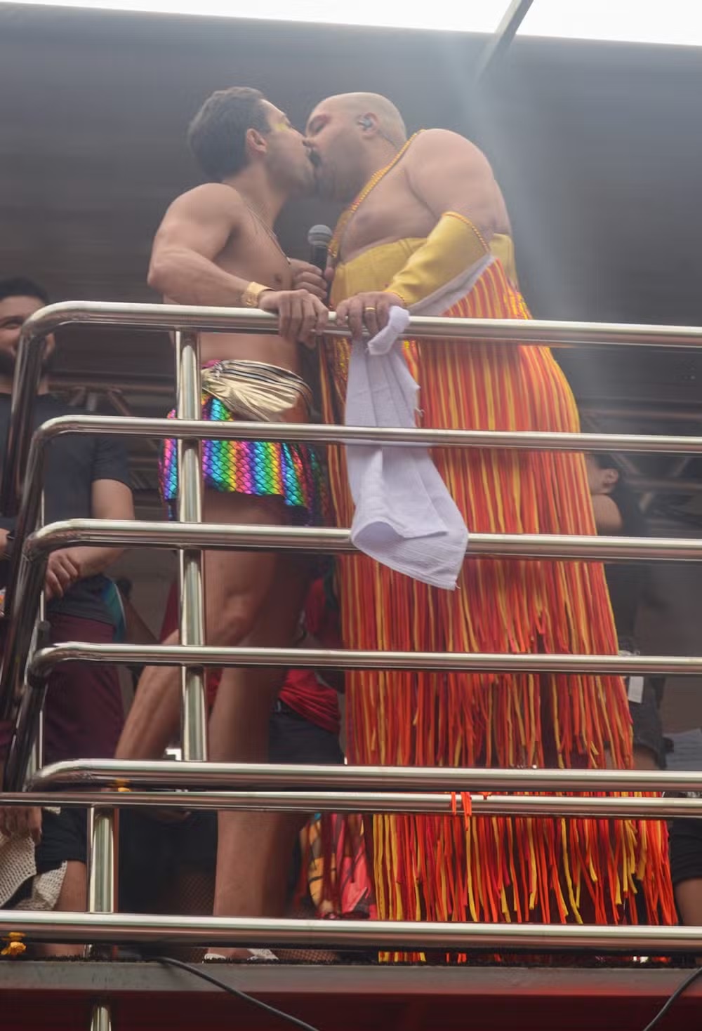 Casado, Tiago Abravanel beija foliões durante Carnaval: "Meu marido apoia"