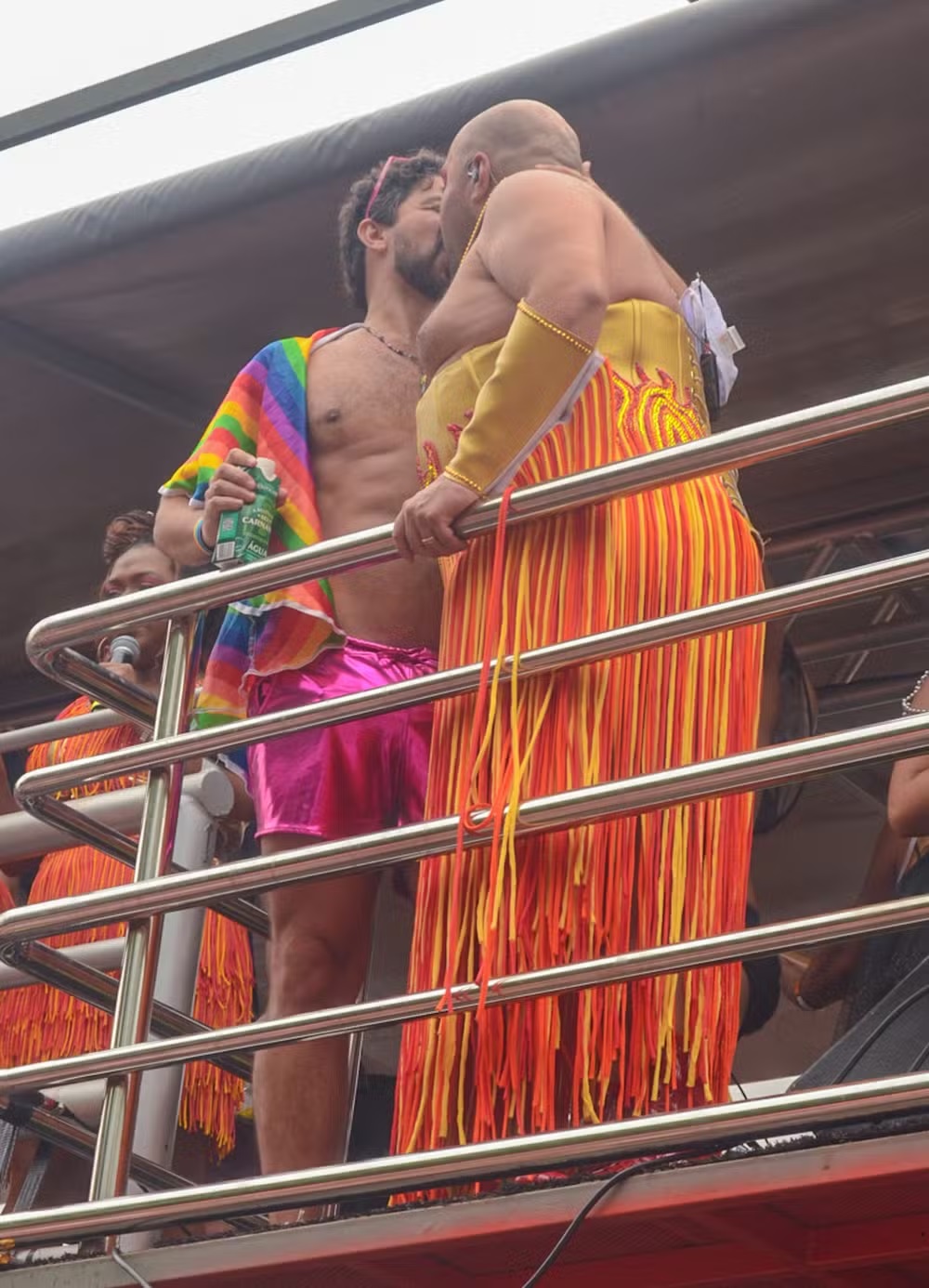 Casado, Tiago Abravanel beija foliões durante Carnaval: "Meu marido apoia"