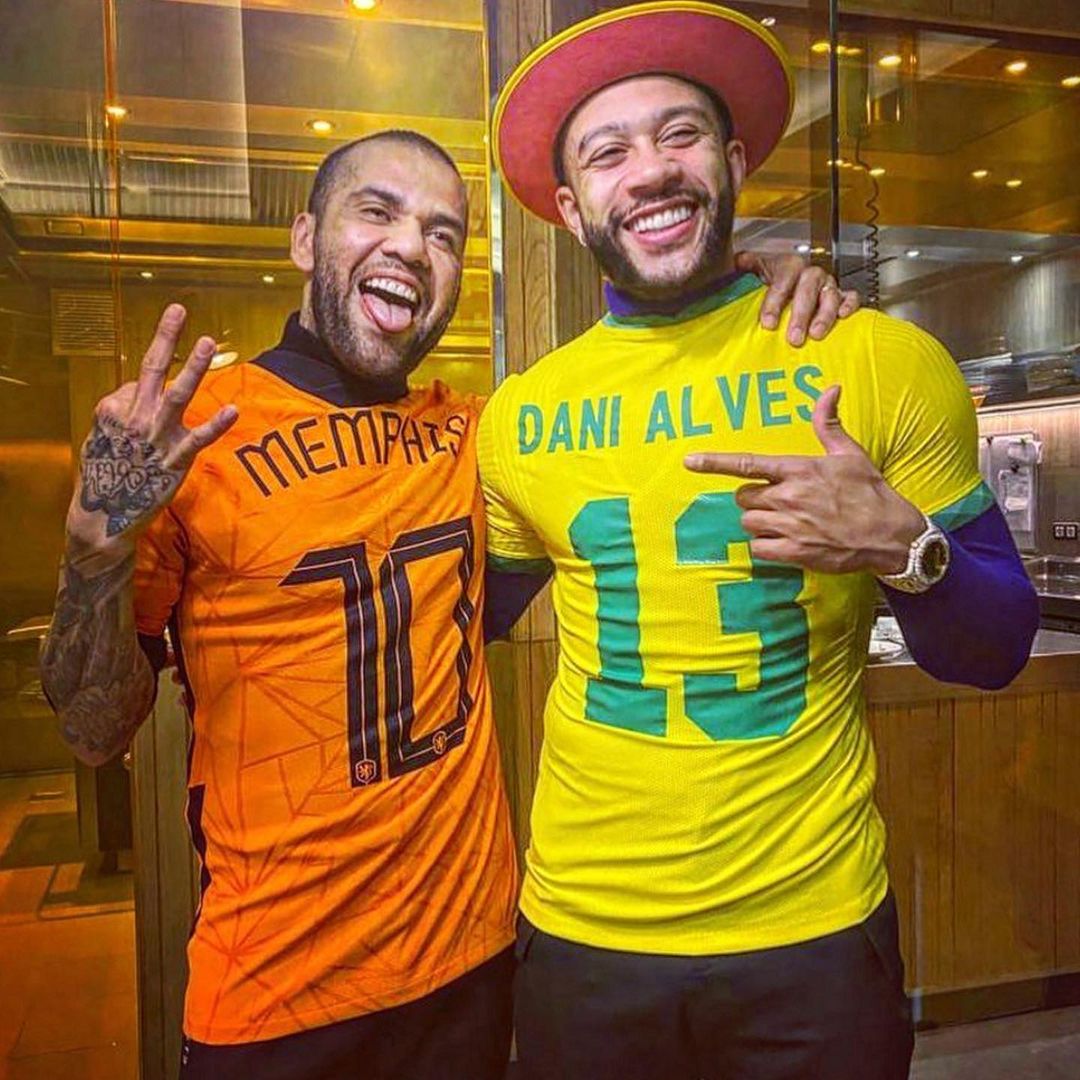 Daniel Alves e Memphis Depay