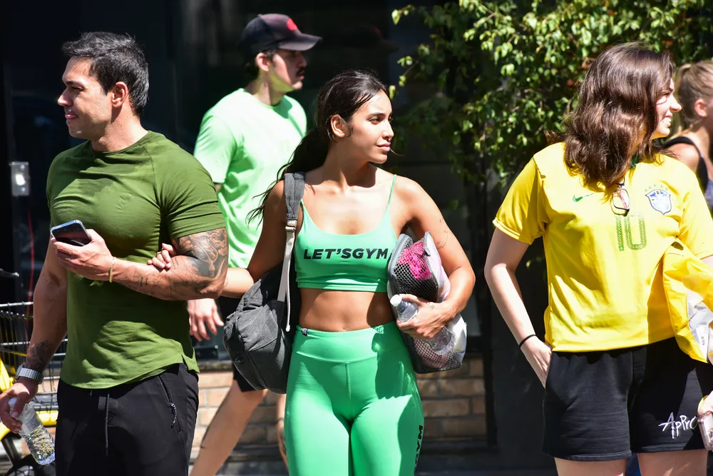 Vanessa Lopes saindo da academia