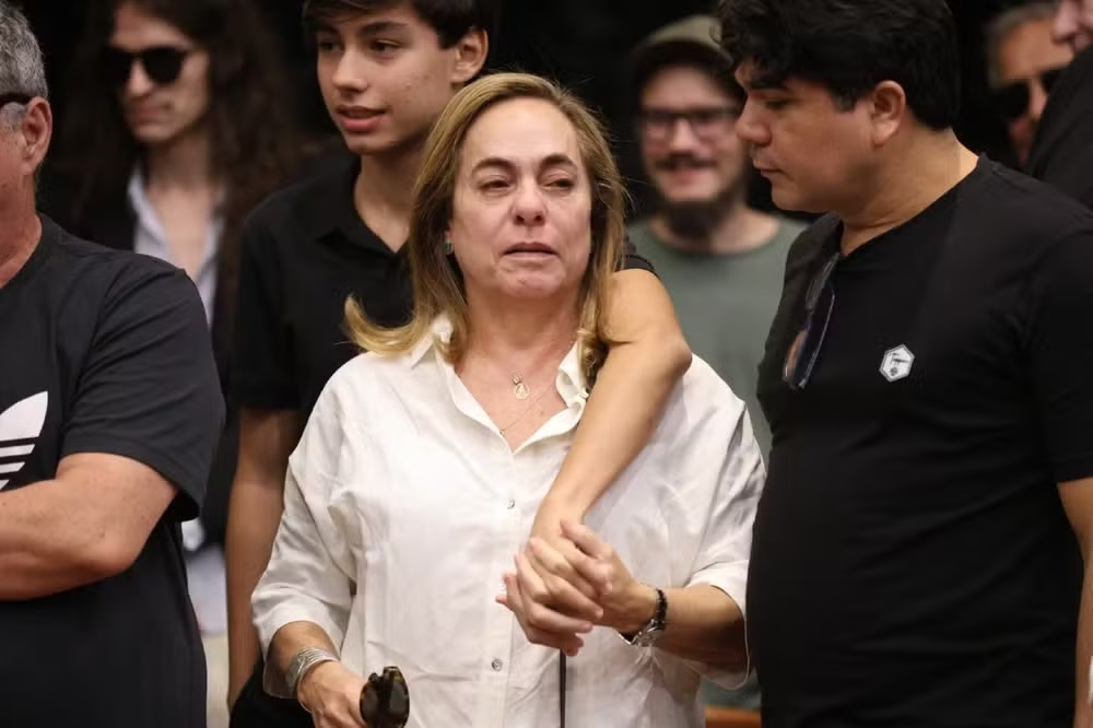 Cissa Guimarães vai aos prantos durante velório do ex-marido Paulo César