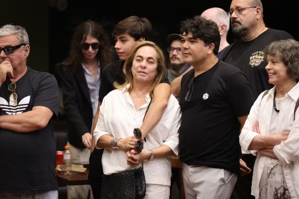 Cissa Guimarães vai aos prantos durante velório do ex-marido Paulo César