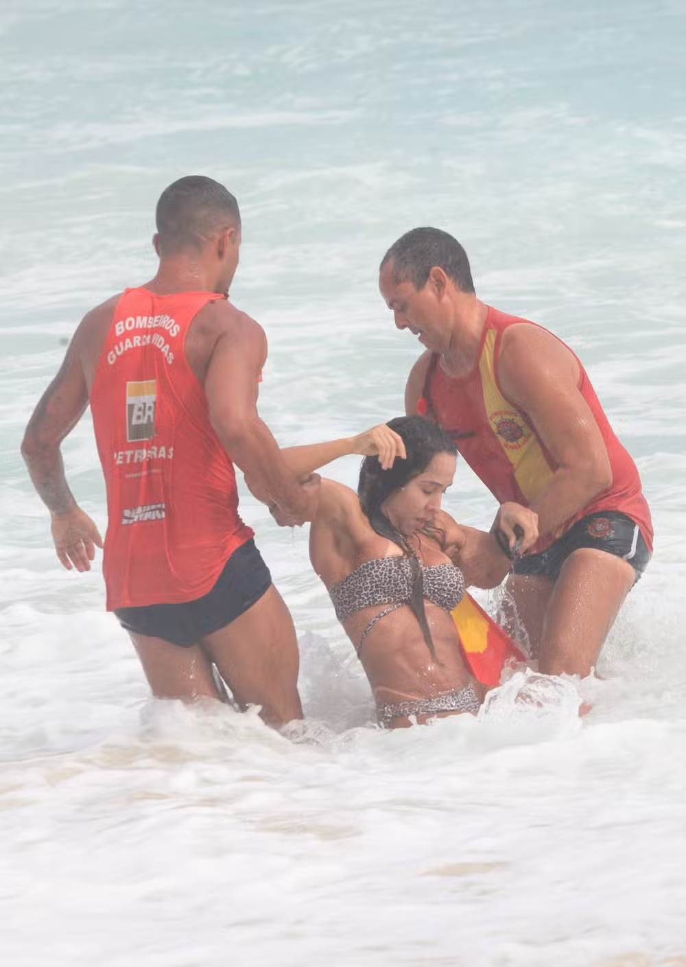 Mulher Melão se afoga no mar e é socorrida às pressas no Rio de Janeiro