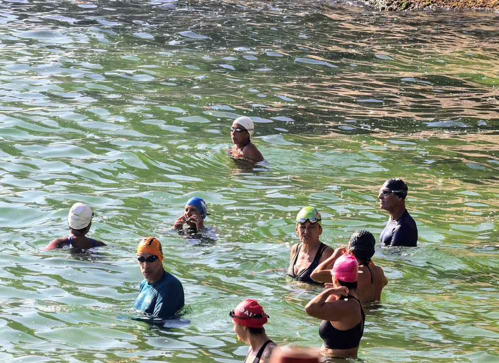 Andrea Beltrão é flagrada em biquíni jovial enquanto faz natação em Copacabana