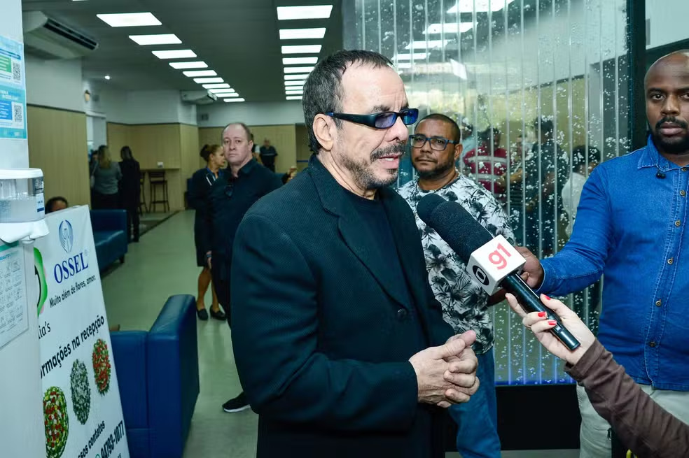 Ralf chega abalado em velório do irmão Chrystian