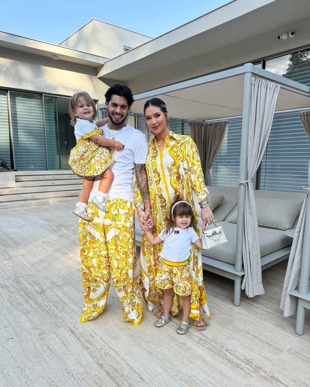 Virginia Fonseca, Zé Felipe e as filhas, Maria Alice e Maria Flor, com looks combinando