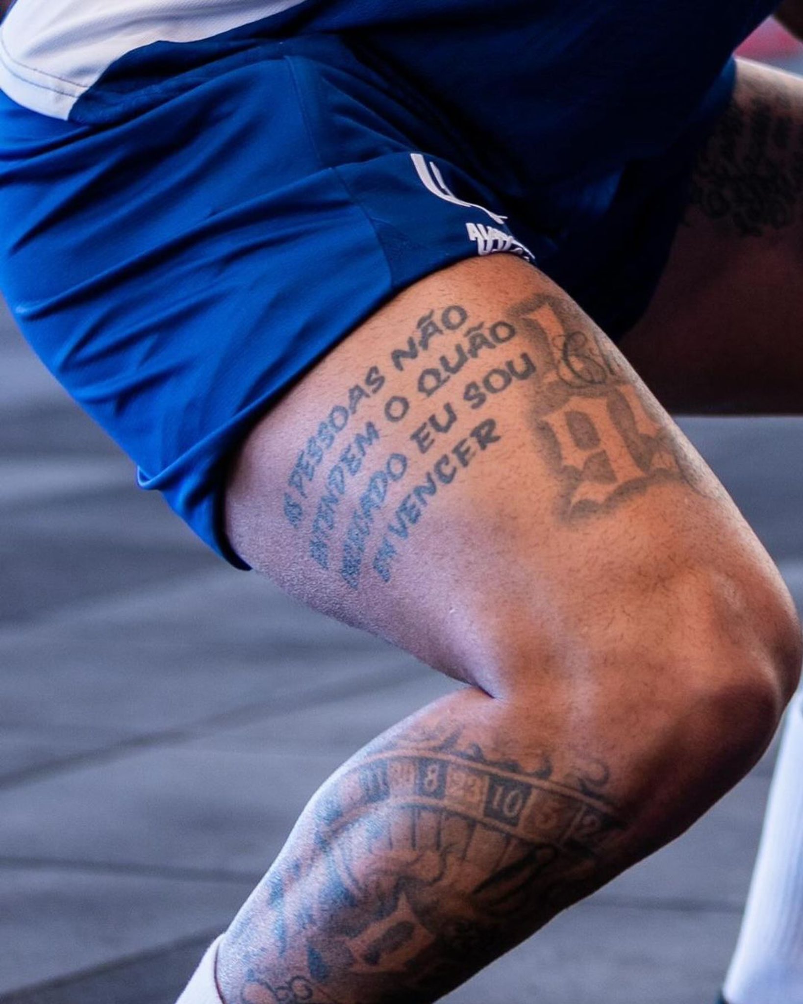 Neymar Jr. deixa indireta para haters em nova tatuagem