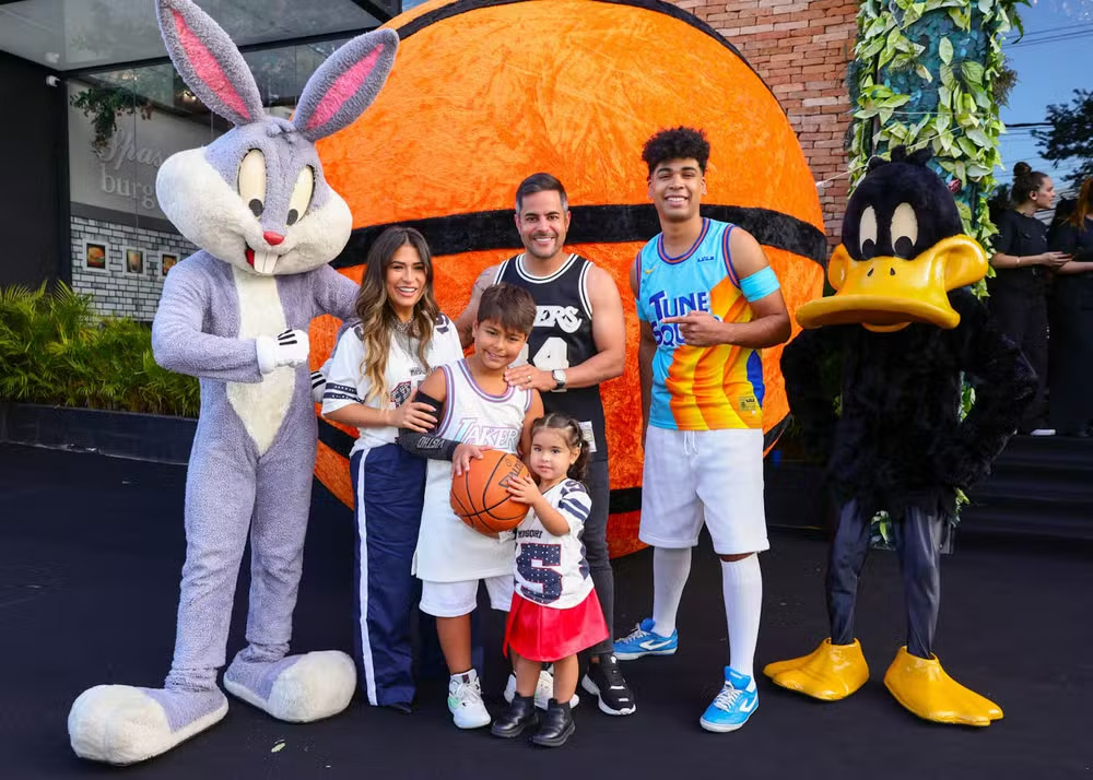 Simone Mendes com marido, Kaká Diniz, e os filhos, Henry e Zaya