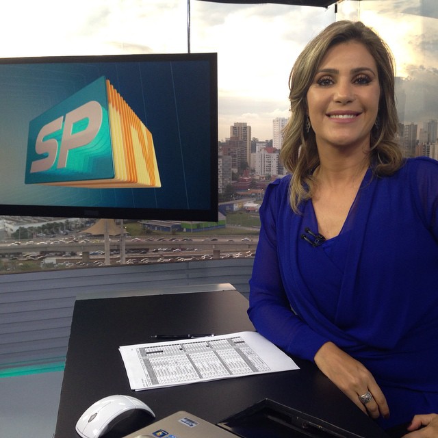 Flávia Freire na bancada do SPTV, na Globo