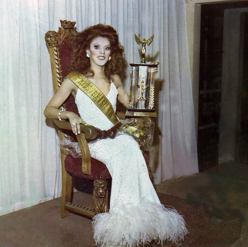 Cláudia Celeste com o troféu do concurso Miss Brasil Trans, em 1976 - Foto: Reprodução/Facebook