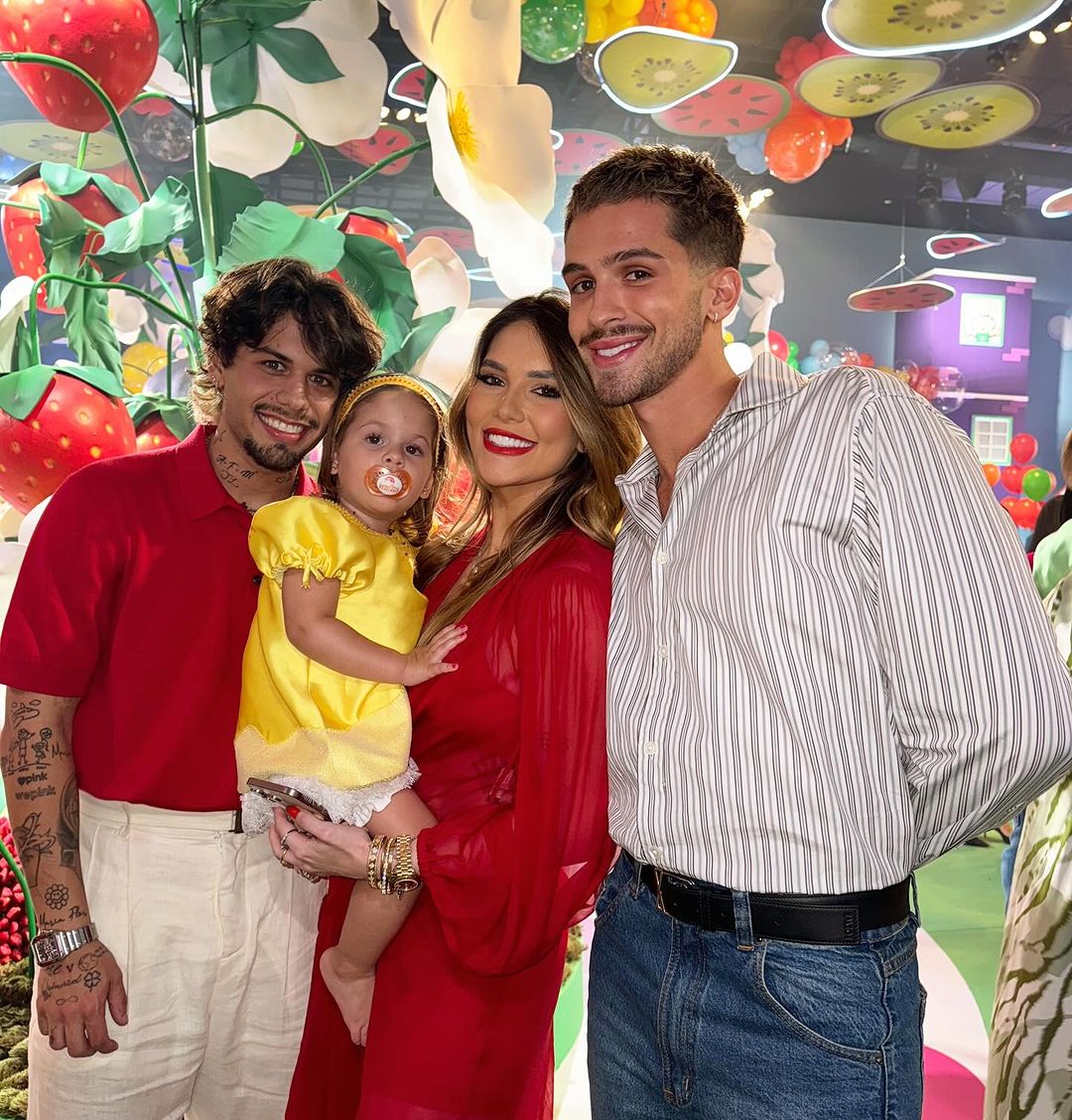 João Guilherme ao lado de Virginia e Zé Felipe no aniversário de Maria Flor