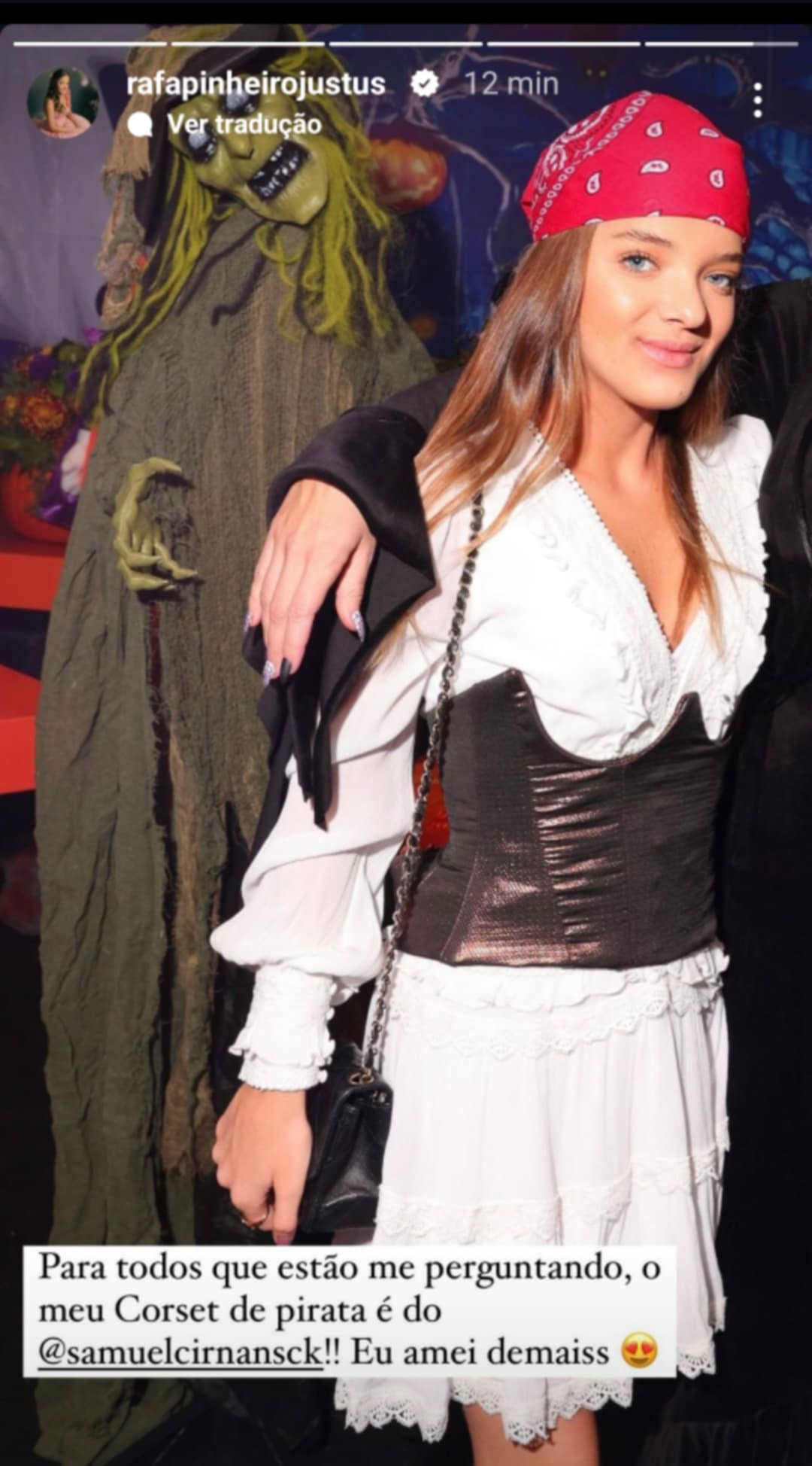 Que luxo! Rafaella Justus combina fantasia de Halloween com corset assinado 