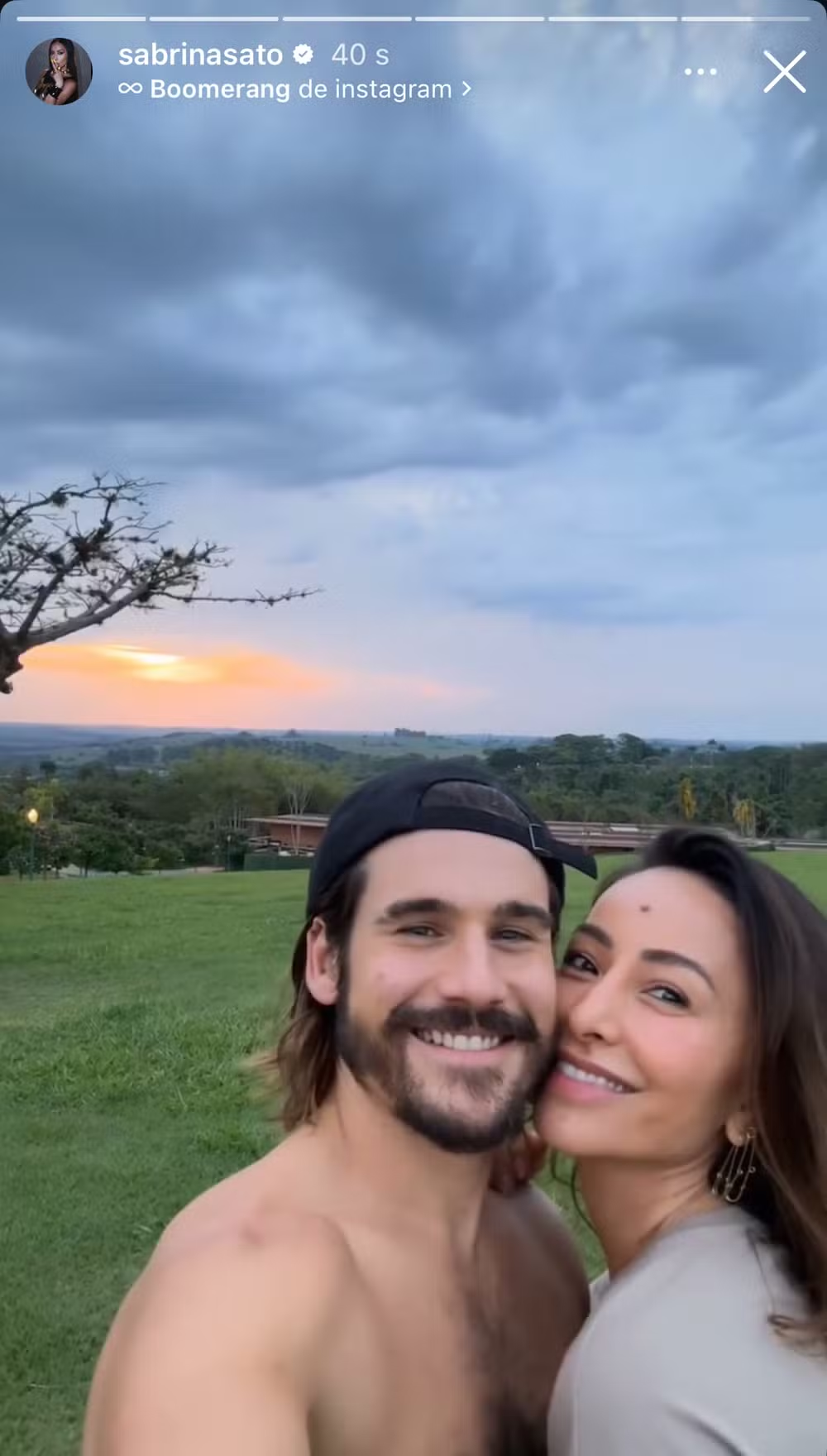 Sabrina Sato e Nicolas Prattes surgem agarradinhos após anúncio de gravidez