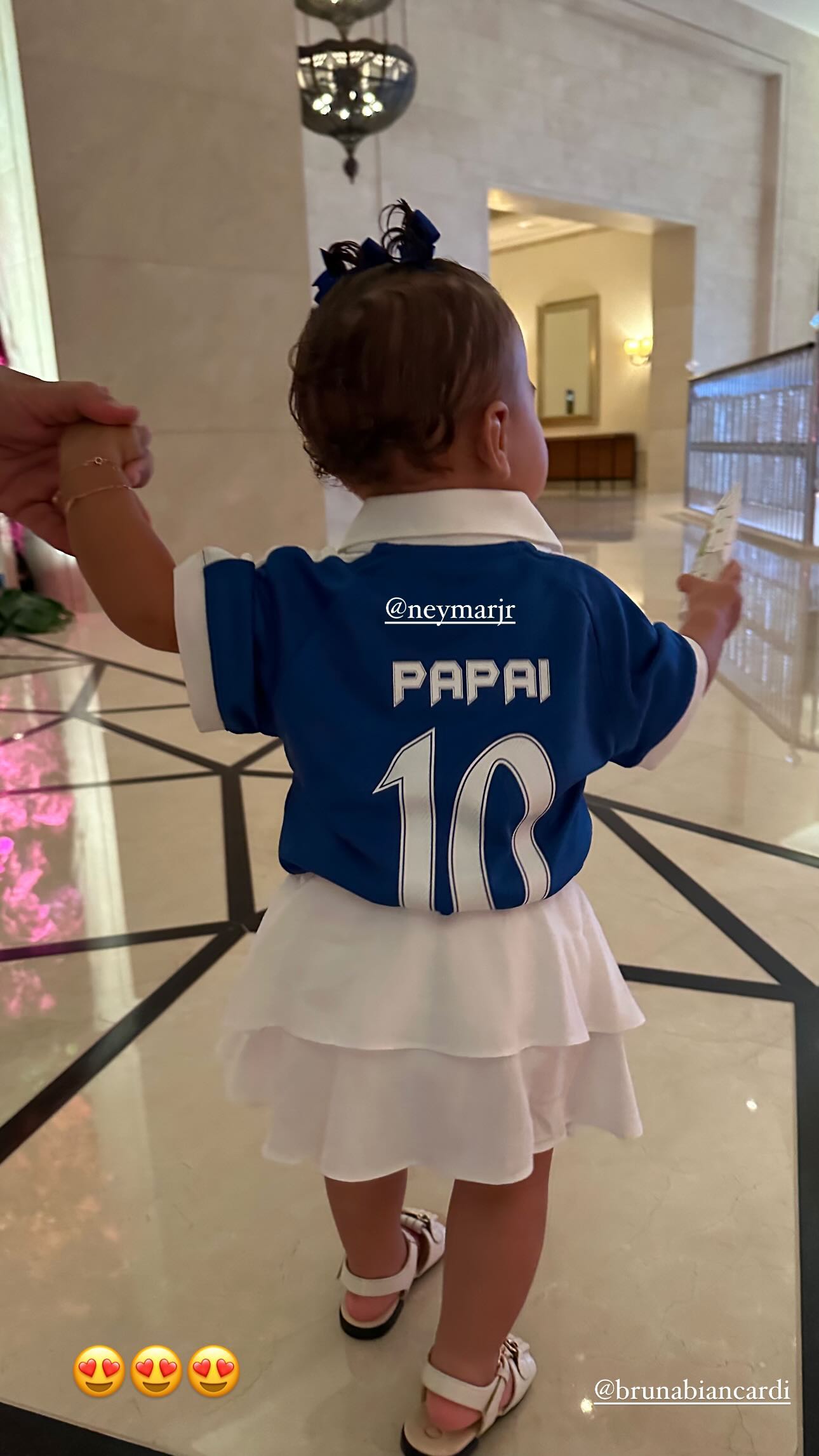 Mavie, filha de Neymar Jr. e Bruna Biancardi, usando com camisa em apoio ao 'papai' 