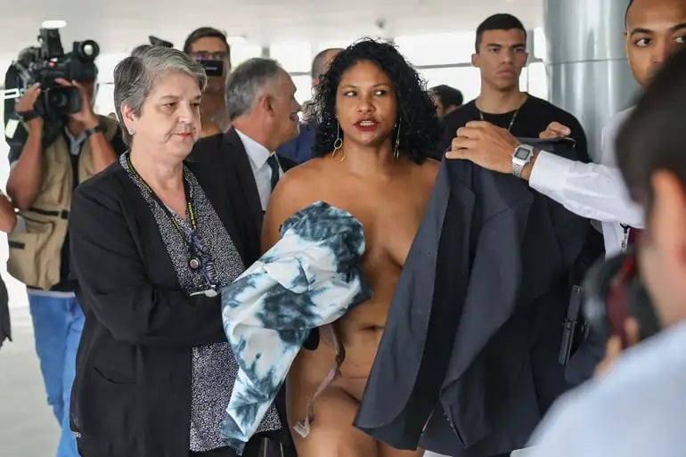 Mulher fica nua e exige falar com presidente em Brasília