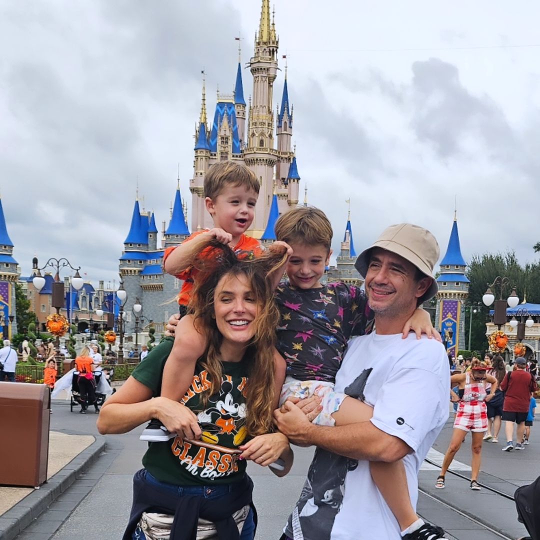 Felipe Andreoli, Rafa Brites e os dois filhos do casal, Rocco e Leon, em parque nos EUA