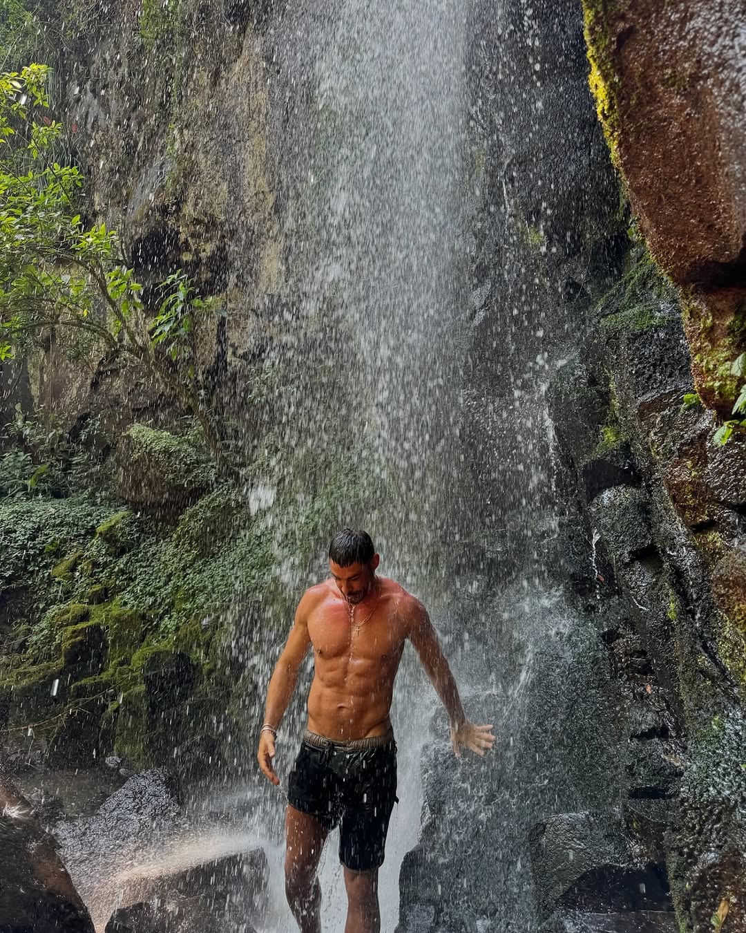 Cauã Reymond posa para foto em cachoeira