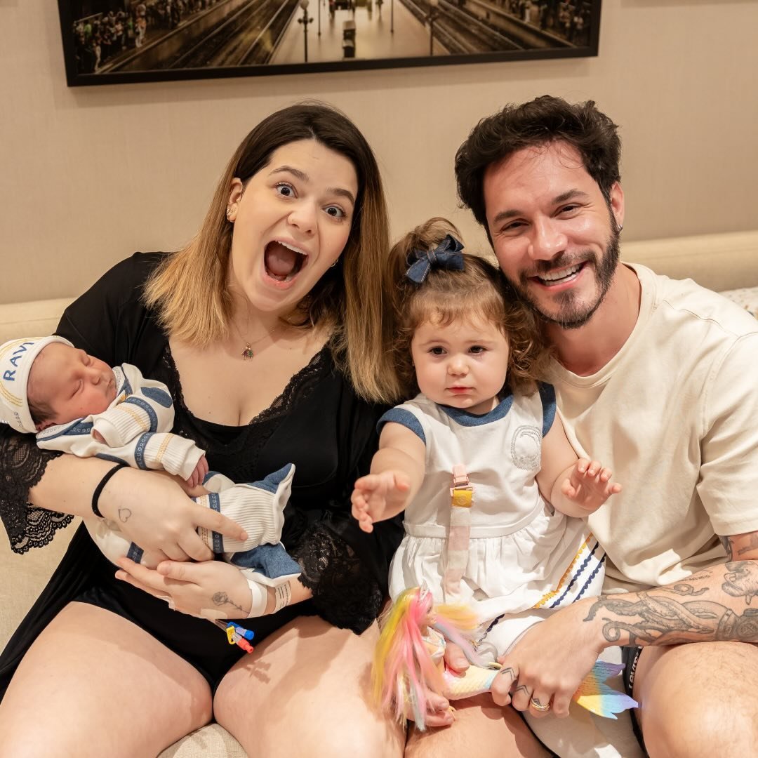 Viih Tube e Eliezer com os dois filhos, Lua e Ravi