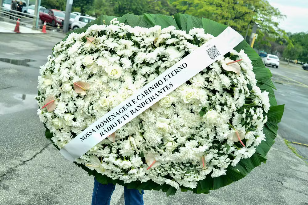 Velório de Agnaldo Rayol recebe coroa de flores da Band