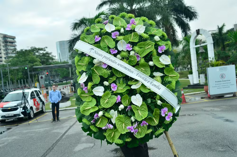 Velório de Agnaldo Rayol recebe coroa de flores de Faustão