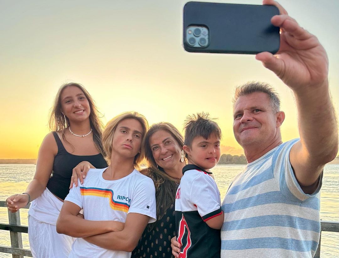 Apóstolo Rina com a esposa, Denise Seixas, e os três filhos, Rininha, Raquel e Renan