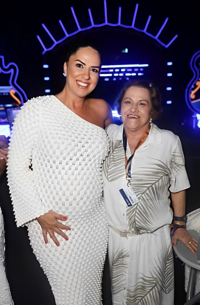 Graciele Lacerda e mãe de Zezé Di Camargo em cruzeiro do sertanejo