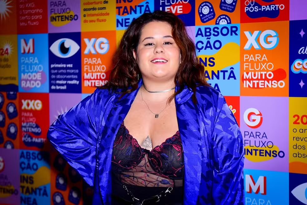 Ex-atriz mirim de 'Avenida Brasil' Karol Lannes surge em evento com tatuagem íntima