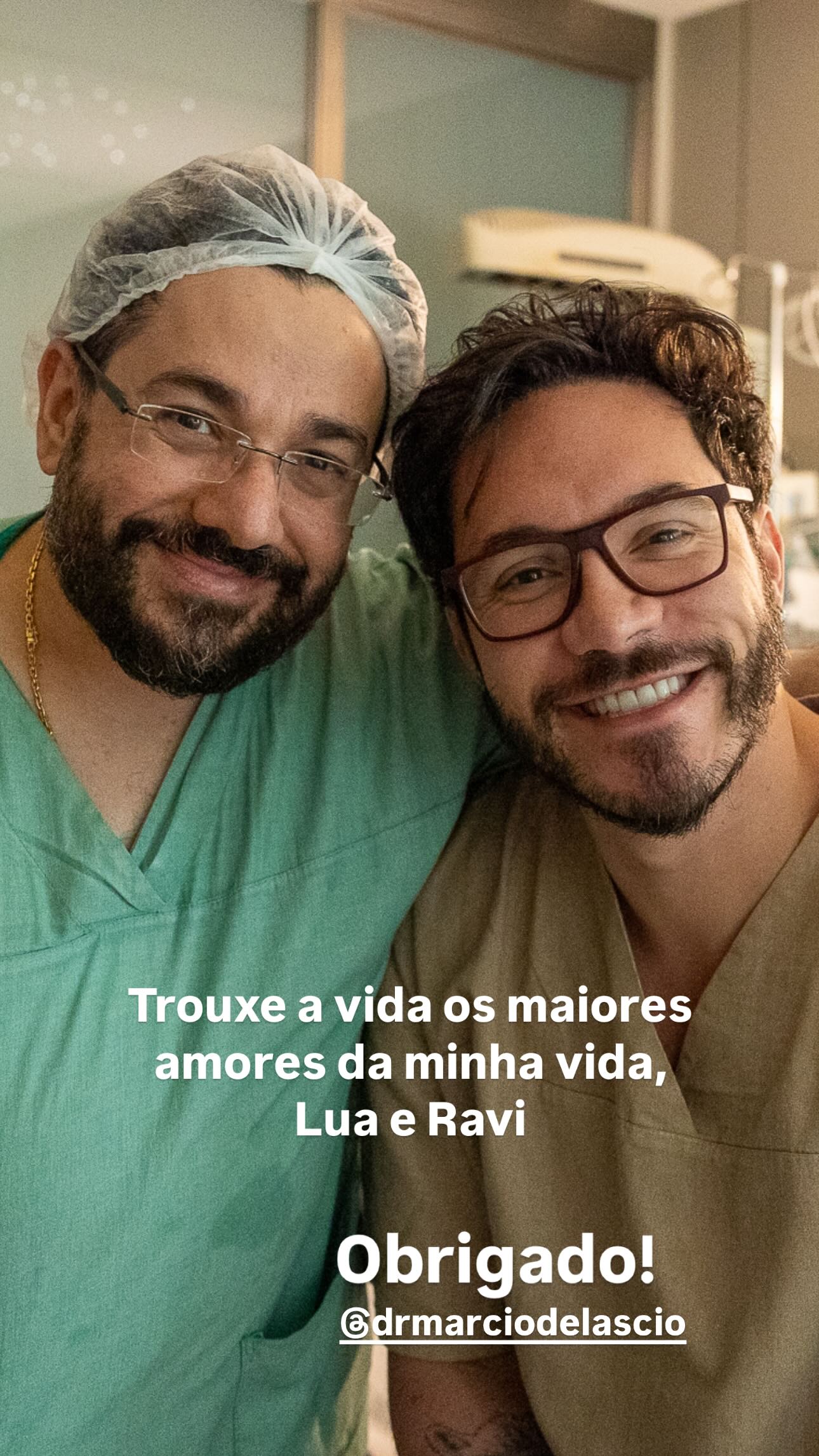 Eliezer com médico que realizou parto do seu filho, Ravi